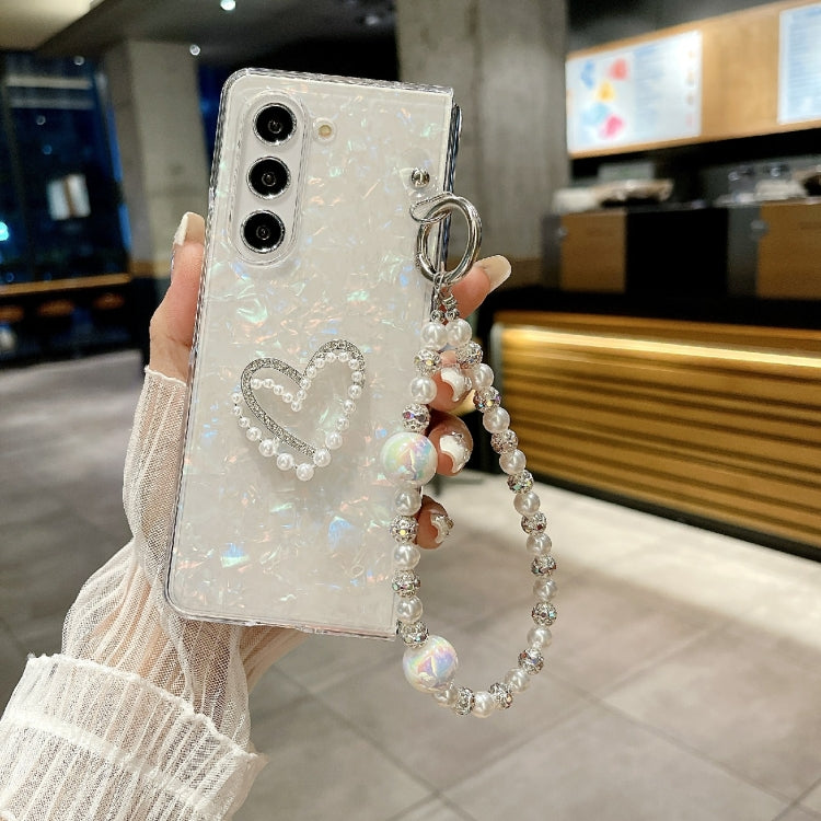 Pearlescent Shell Texture Heart Pattern Phone Case with Bracelet, For Samsung Galaxy Z Fold6, For Samsung Galaxy Z Fold5, For Samsung Galaxy Z Fold4, For Samsung Galaxy Z Fold3
